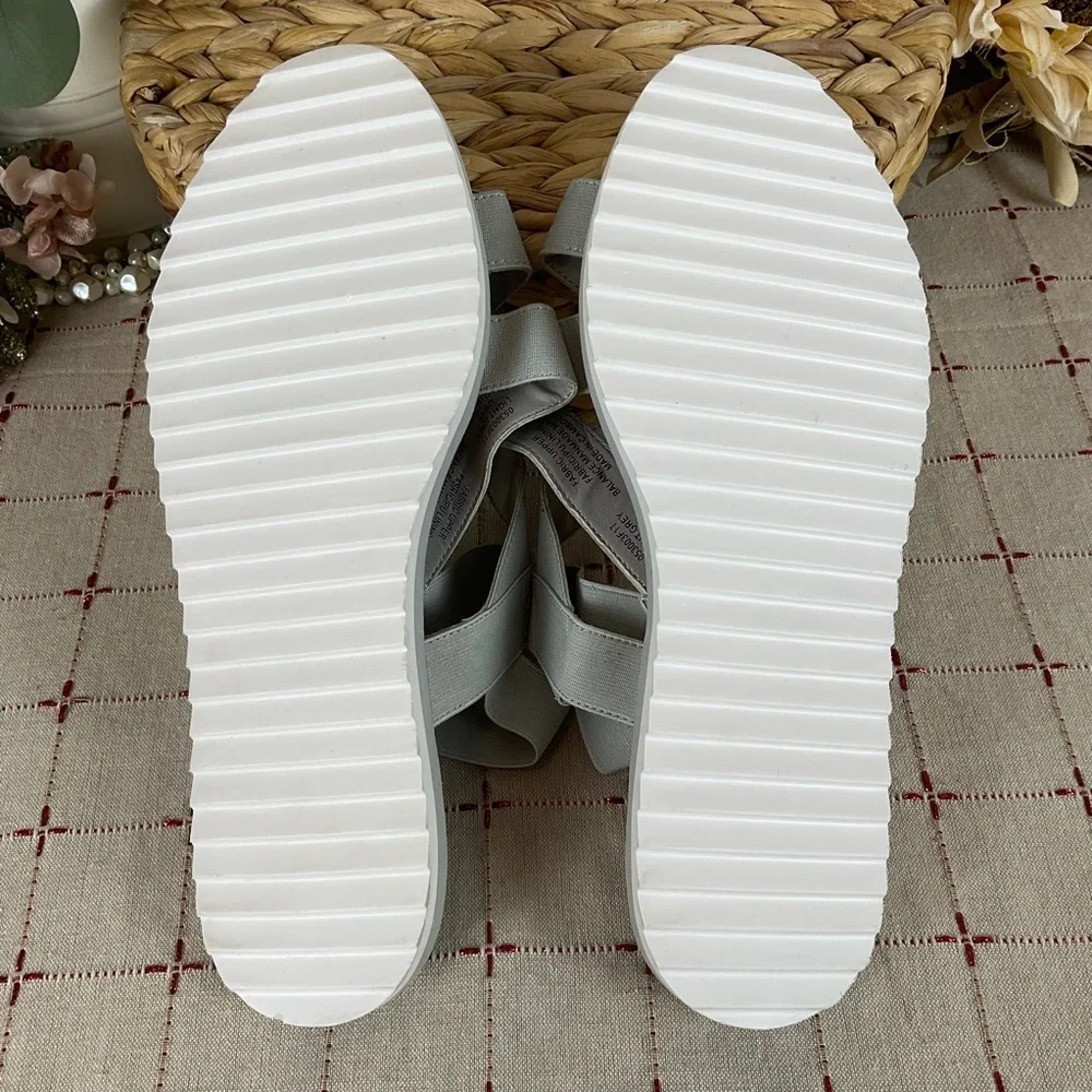 B-52 Bullboxer “Primm” Sandals Light Grey Strappy Open Toe Sz 10 Stretchy Fit - Picture 5 of 7